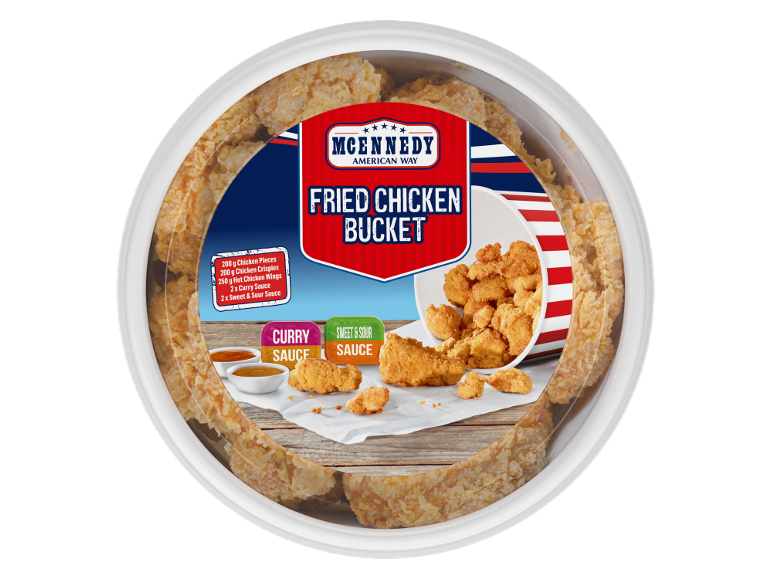 Seau de poulet frit avec morceaux de poulet, croustillants, ailes piquantes et sauces curry et aigre-douce.
