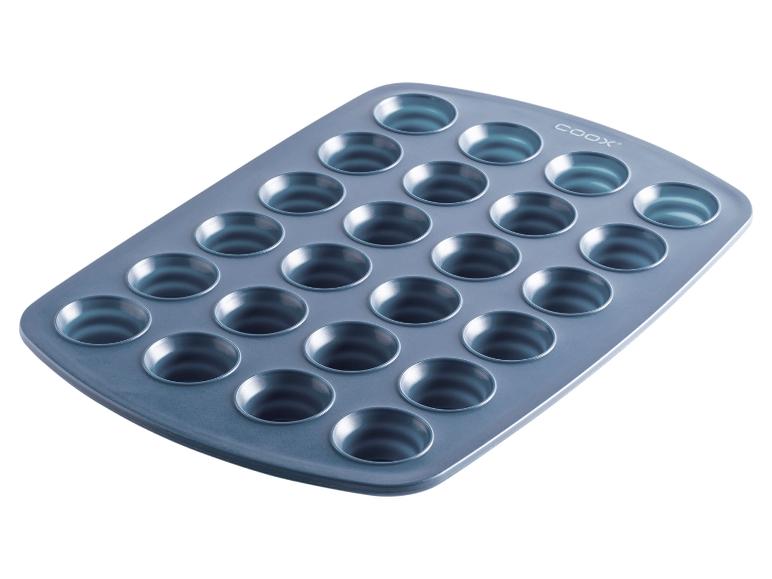 Un moule à pâtisserie Coox bleu pour 24 mini muffins ou cupcakes.
