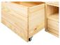 Tiroir en bois clair étendu avec roulettes et une étagère adjacente.