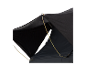 Détail d'une bâche de tente noire avec crochets et tiges de support.