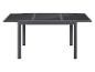Table à manger d'extérieur extensible gris foncé avec plateau en verre sur fond blanc.