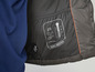 Une veste noire avec des détails rouges et Hohenstein Thermal Insulation.