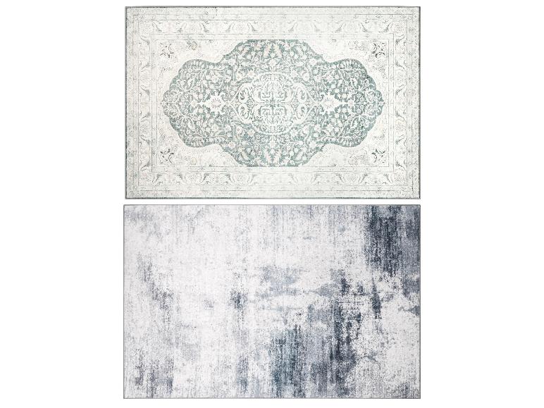 Deux tapis rectangulaires : l'un avec un motif floral classique en vert clair et blanc, l'autre avec un motif abstrait vieilli en gris et blanc.
