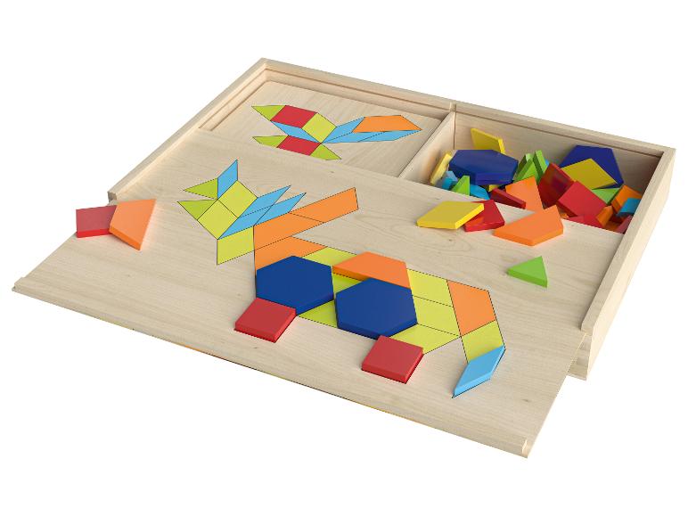 Boîte en bois avec des formes géométriques colorées à assembler.