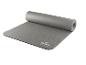 Un tapis de yoga gris de Crivit, enroulé.