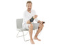 Un homme assis sur une chaise utilisant un appareil de massage Beurer pour son poignet.