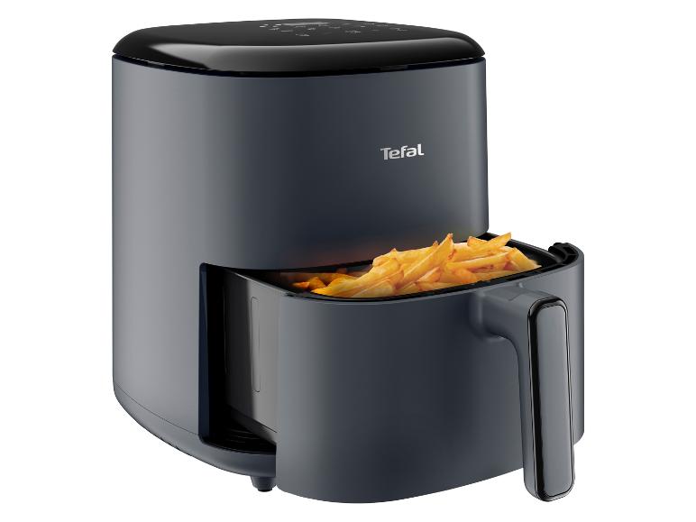 Friteuse à air chaud grise avec des frites dorées