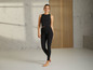 Femme portant un legging noir et un top de sport.