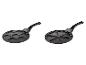 Deux poêles avec des poignées noires, l'une pour des crêpes rondes et l'autre pour des crêpes en forme de cœur.