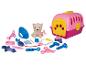 Jouets pour chiens, y compris une cage de transport et un ensemble d'outils de toilettage pour animaux de compagnie.