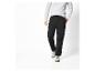 Pantalon cargo noir avec des baskets blanches.