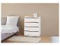 Une commode blanche avec quatre tiroirs dans une chambre.
