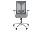 Chaise de bureau grise avec dossier en mesh et accoudoirs sur roulettes.