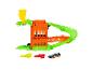 Ensemble de jeu avec rampe en forme de crocodile, bâtiment orange, piste verte et voiture jouet.