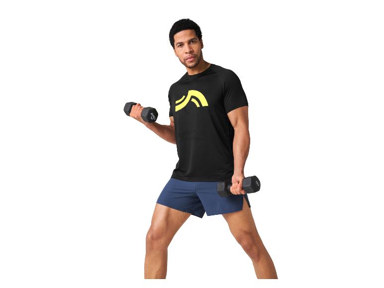 Un homme en t-shirt noir et short bleu fait de l'exercice avec des haltères.