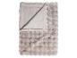 Plaid gris moelleux avec un envers lisse et un coin plié.