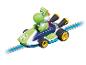 Yoshi dans un kart de Mario Kart sur une piste bleue.