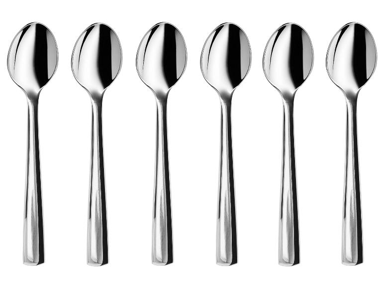 Six cuillères argentées sur fond blanc.