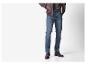 Homme en blouson de cuir marron, jean et bottines.