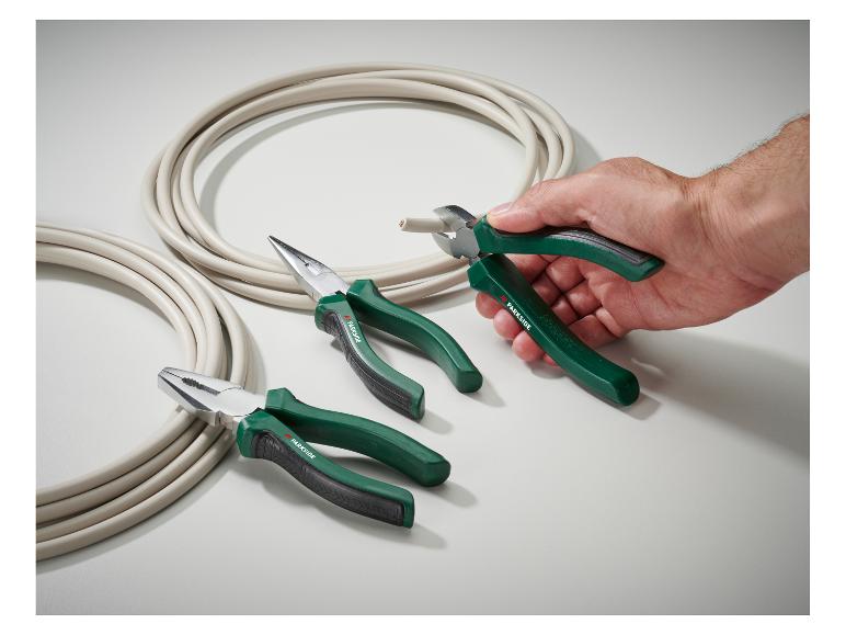 Ensemble de pinces Parkside avec câbles, une pince étant tenue par une main.