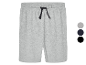 Shorts gris avec cordon, disponibles en trois couleurs.