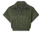 Chemise boutonnée vert olive à manches courtes, style cropped.