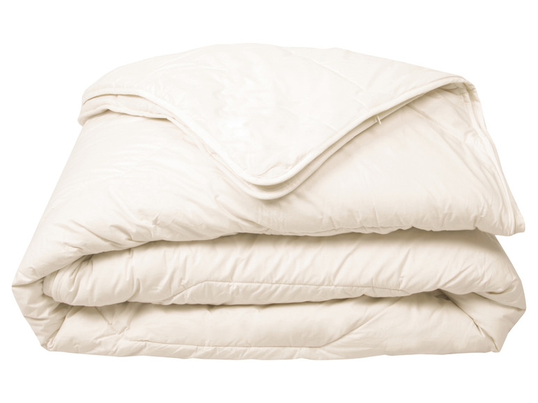 Une couette blanche, pliée et prête à l'emploi.