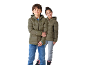 Deux enfants en doudounes vert olive et jeans, garçon devant, fille derrière.
