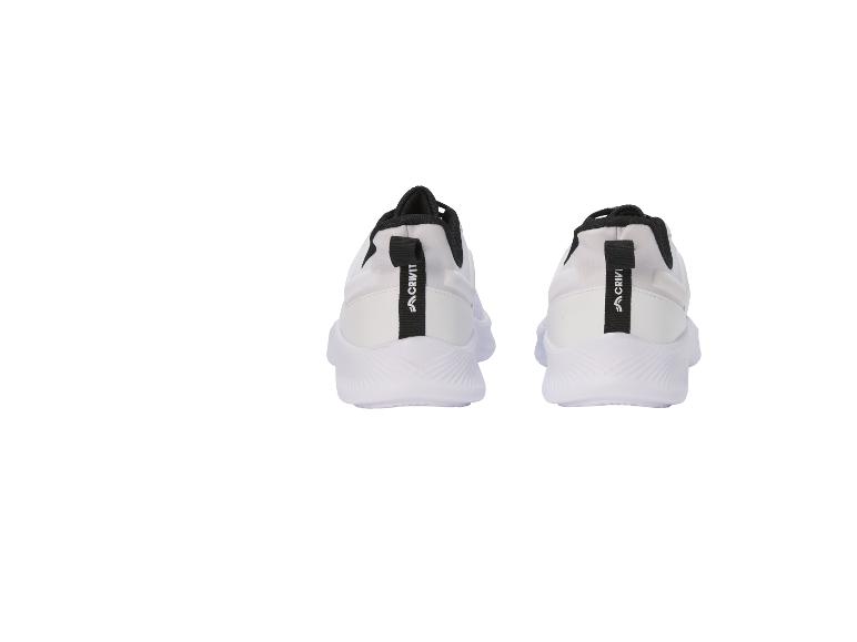 Deux chaussures de sport blanches avec des détails noirs, vue arrière.