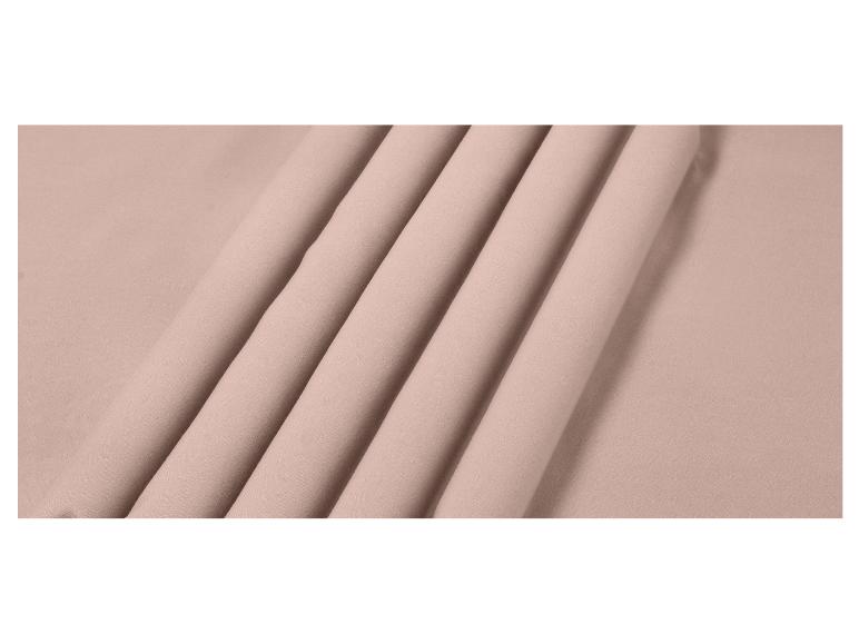 Tissu rose clair avec des plis diagonaux