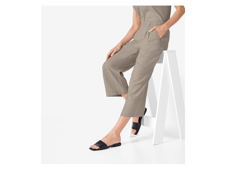 Combinaison et sandales plates : style décontracté et élégant.