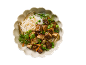 Nouilles de riz avec tofu, petits pois, carottes et coriandre dans un bol.