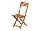 Une chaise pliante en bois avec un dossier droit.