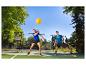 Deux joueurs jouent au pickleball sur un terrain en plein air.