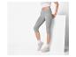 Leggings 3/4 grises et baskets blanches sur un mannequin.