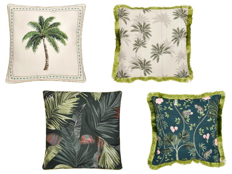 Quatre coussins à thème tropical : un avec un palmier, un avec plusieurs palmiers, un avec de grandes feuilles vertes et un avec des singes et des fleurs roses.