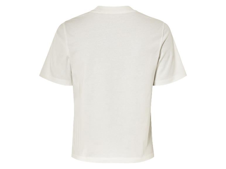 Un t-shirt blanc à manches courtes.