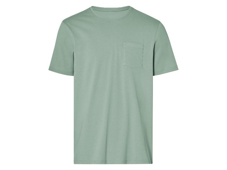 T-shirt vert clair à poche poitrine.