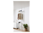 Une armoire murale blanche avec des étagères et des cintres pour vêtements et chaussures.