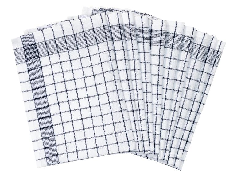 Pile de torchons de cuisine blancs à carreaux noirs.