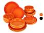 Service de table orange avec assiettes et bols de différentes tailles.
