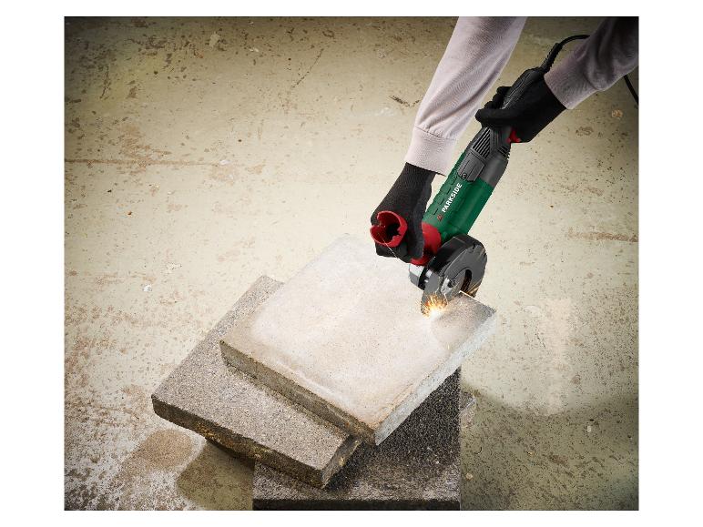Personne utilisant une meuleuse d'angle Parkside pour couper une dalle de béton, créant des étincelles.