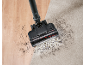 Aspirateur nettoyant la saleté du parquet et du tapis.