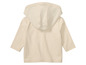 Un sweat à capuche à manches longues de couleur crème pour bébé.