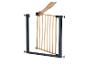 Barrière de sécurité en bois et métal avec une main ouvrant la barrière