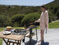 Une femme fait un barbecue avec un ensemble d'outils de barbecue dans une valise.