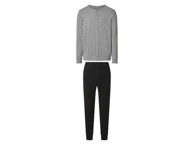 Pyjama homme avec haut gris à manches longues et pantalon noir.