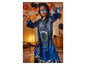 Un enfant portant un costume d'Halloween effrayant avec un masque de squelette.