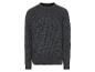 Un pull gris foncé à manches longues.