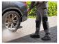 Un homme nettoie la jante d'une voiture avec un nettoyeur haute pression Parkside.